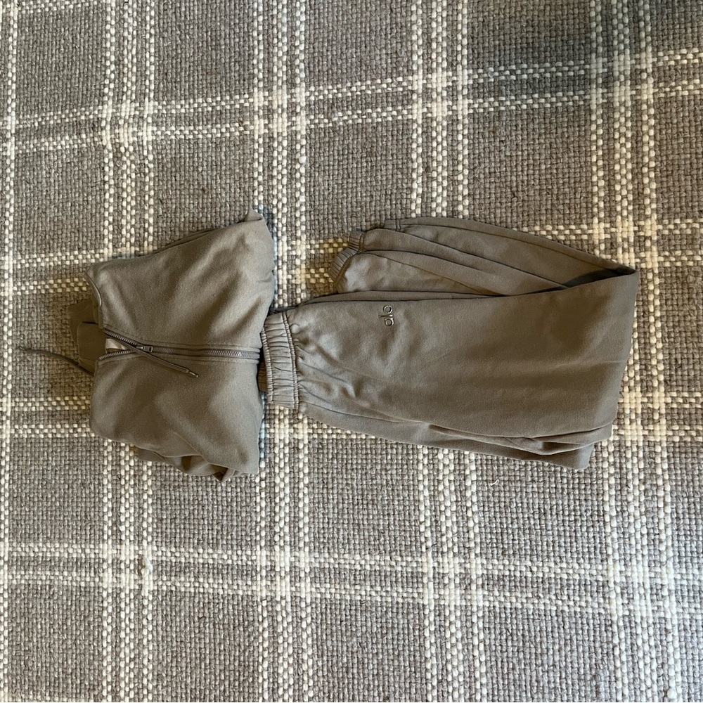Alo accolade sweatsuit sz small, gravel
